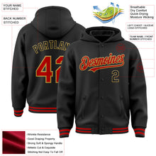 Laden Sie das Bild in den Galerie-Viewer, Uksn Individuelles Bomberjacke in Schwarz-Rot-Altgold mit Druckknopfleiste, Kapuze und Varsity-Letterman-Stil
