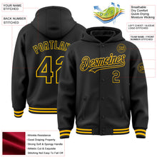 Laden Sie das Bild in den Galerie-Viewer, Uksn Individuelles Bomberjacke in Schwarz-Gold mit Druckknopfleiste, Kapuze und Varsity-Letterman-Stil
