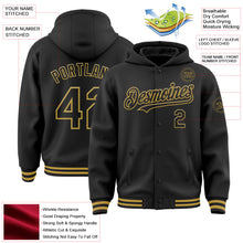 Laden Sie das Bild in den Galerie-Viewer, Uksn Individuelles Bomberjacke in Schwarz-Altgold mit Druckknopfleiste, Kapuze und Varsity-Letterman-Stil
