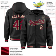 Laden Sie das Bild in den Galerie-Viewer, Uksn Individuelles Bomberjacke in Schwarz-Karmesinrot-City-Creme mit Druckknopfleiste, Kapuze und Varsity-Letterman-Stil
