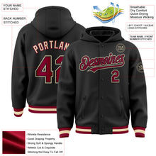 Laden Sie das Bild in den Galerie-Viewer, Uksn Individuelles Bomberjacke in Schwarz-Kastanienbraun-Creme mit Druckknopfleiste, Kapuze und Varsity-Letterman-Stil
