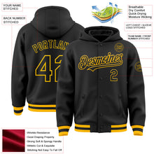 Laden Sie das Bild in den Galerie-Viewer, Uksn Individuelles Bomberjacke in Schwarz-Gold mit Druckknopfleiste, Kapuze und Varsity-Letterman-Stil
