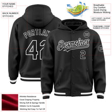 Laden Sie das Bild in den Galerie-Viewer, Uksn Individuelles Bomberjacke in Schwarz-Weiß mit Druckknopfleiste, Kapuze und Varsity-Letterman-Stil
