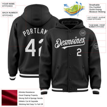 Laden Sie das Bild in den Galerie-Viewer, Uksn Individuelles Bomberjacke in Schwarz-Weiß mit Druckknopfleiste, Kapuze und Varsity-Letterman-Stil
