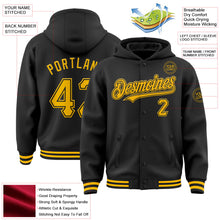 Laden Sie das Bild in den Galerie-Viewer, Uksn Individuelles Bomberjacke in Schwarz-Gold mit Druckknopfleiste, Kapuze und Varsity-Letterman-Stil
