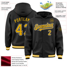 Laden Sie das Bild in den Galerie-Viewer, Uksn Individuelles Bomberjacke in Schwarz-Gold-Weiß mit Druckknopfleiste, Kapuze und Varsity-Letterman-Stil
