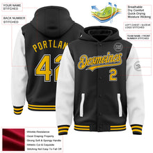 Laden Sie das Bild in den Galerie-Viewer, Uksn Individuelles Bomberjacke in Schwarz-Gold-Weiß mit Druckknopfleiste, Kapuze, Zweifarben-Design und Varsity-Letterman-Stil
