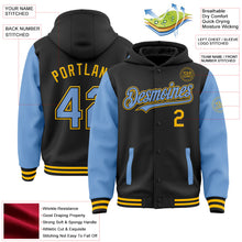 Laden Sie das Bild in den Galerie-Viewer, Uksn Individuelles Bomberjacke in Schwarz-Hellblau-Gold mit Druckknopfleiste, Kapuze, Zweifarben-Design und Varsity-Letterman-Stil
