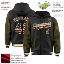 Laden Sie das Bild in den Galerie-Viewer, Uksn Individuelles Bomberjacke in Schwarz-Oliv-Creme mit Vintage-USA-Flagge, Druckknopfleiste, Kapuze, Zweifarben-Design und Varsity-Letterman-Stil

