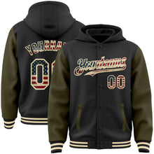 Laden Sie das Bild in den Galerie-Viewer, Uksn Individuelles Bomberjacke in Schwarz-Oliv-Creme mit Vintage-USA-Flagge, Druckknopfleiste, Kapuze, Zweifarben-Design und Varsity-Letterman-Stil
