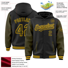 Laden Sie das Bild in den Galerie-Viewer, Uksn Individuelles Bomberjacke in Schwarz-Oliv-Gold mit Druckknopfleiste, Kapuze, Zweifarben-Design und Varsity-Letterman-Stil
