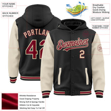 Laden Sie das Bild in den Galerie-Viewer, Uksn Individuelles Bomberjacke in Schwarz-Karmesinrot-Creme-City-Creme mit Druckknopfleiste, Kapuze, Zweifarben-Design und Varsity-Letterman-Stil

