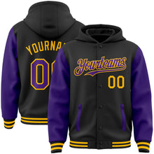 Laden Sie das Bild in den Galerie-Viewer, Uksn Individuelles Bomberjacke in Schwarz-Violett-Gold mit Druckknopfleiste, Kapuze, Zweifarben-Design und Varsity-Letterman-Stil
