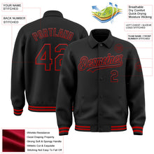 Laden Sie das Bild in den Galerie-Viewer, Uksn Individuelles Bomberjacke in Schwarz-Rot mit Byron-Stil, Reverskragen, Druckknopfleiste und Varsity-Letterman-Stil
