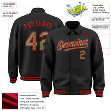 Laden Sie das Bild in den Galerie-Viewer, Uksn Individuelles Bomberjacke in Schwarz-Camouflage-Rot mit Byron-Stil, Reverskragen, Druckknopfleiste und Varsity-Letterman-Stil
