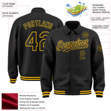 Laden Sie das Bild in den Galerie-Viewer, Uksn Individuelles Bomberjacke in Schwarz-Gold mit Byron-Stil, Reverskragen, Druckknopfleiste und Varsity-Letterman-Stil
