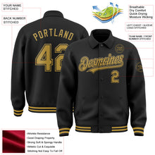 Laden Sie das Bild in den Galerie-Viewer, Uksn Individuelles Bomberjacke in Schwarz-Altgold mit Byron-Stil, Reverskragen, Druckknopfleiste und Varsity-Letterman-Stil
