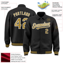 Laden Sie das Bild in den Galerie-Viewer, Uksn Individuelles Bomberjacke in Schwarz-Altgold-Weiß mit Byron-Stil, Reverskragen, Druckknopfleiste und Varsity-Letterman-Stil

