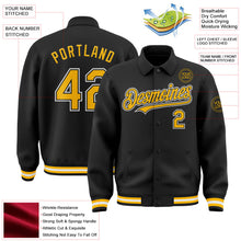 Laden Sie das Bild in den Galerie-Viewer, Uksn Individuelles Bomberjacke in Schwarz-Gold-Weiß mit Byron-Stil, Reverskragen, Druckknopfleiste und Varsity-Letterman-Stil
