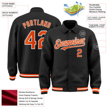 Laden Sie das Bild in den Galerie-Viewer, Uksn Individuelles Bomberjacke in Schwarz-Orange-Weiß mit Byron-Stil, Reverskragen, Druckknopfleiste und Varsity-Letterman-Stil
