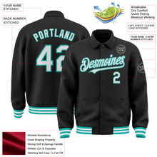 Laden Sie das Bild in den Galerie-Viewer, Uksn Individuelles Bomberjacke in Schwarz-Weiß-Aqua mit Byron-Stil, Reverskragen, Druckknopfleiste und Varsity-Letterman-Stil

