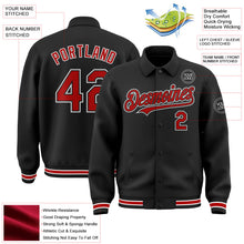 Laden Sie das Bild in den Galerie-Viewer, Uksn Individuelles Bomberjacke in Schwarz-Rot-Weiß mit Byron-Stil, Reverskragen, Druckknopfleiste und Varsity-Letterman-Stil
