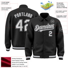 Laden Sie das Bild in den Galerie-Viewer, Uksn Individuelles Bomberjacke in Schwarz-Weiß-Grau mit Byron-Stil, Reverskragen, Druckknopfleiste und Varsity-Letterman-Stil

