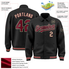 Laden Sie das Bild in den Galerie-Viewer, Uksn Individuelles Bomberjacke in Schwarz-Karmesinrot-City-Creme mit Byron-Stil, Reverskragen, Druckknopfleiste und Varsity-Letterman-Stil
