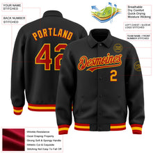 Laden Sie das Bild in den Galerie-Viewer, Uksn Individuelles Bomberjacke in Schwarz-Rot-Gold mit Byron-Stil, Reverskragen, Druckknopfleiste und Varsity-Letterman-Stil
