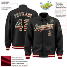Laden Sie das Bild in den Galerie-Viewer, Uksn Individuelles Bomberjacke in Schwarz-Creme-Kastanienbraun mit Vintage-USA-Flagge, Byron-Stil, Reverskragen, Druckknopfleiste und Varsity-Letterman-Stil
