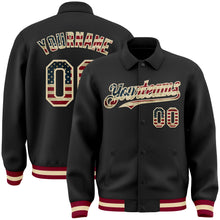 Laden Sie das Bild in den Galerie-Viewer, Uksn Individuelles Bomberjacke in Schwarz-Creme-Kastanienbraun mit Vintage-USA-Flagge, Byron-Stil, Reverskragen, Druckknopfleiste und Varsity-Letterman-Stil

