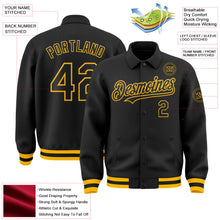 Laden Sie das Bild in den Galerie-Viewer, Uksn Individuelles Bomberjacke in Schwarz-Gold mit Byron-Stil, Reverskragen, Druckknopfleiste und Varsity-Letterman-Stil
