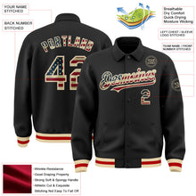 Laden Sie das Bild in den Galerie-Viewer, Uksn Individuelles Bomberjacke in Schwarz-Creme-Rot mit Vintage-USA-Flagge, Byron-Stil, Reverskragen, Druckknopfleiste und Varsity-Letterman-Stil
