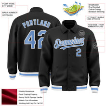 Laden Sie das Bild in den Galerie-Viewer, Uksn Individuelles Bomberjacke in Schwarz-Hellblau-Weiß mit Byron-Stil, Reverskragen, Druckknopfleiste und Varsity-Letterman-Stil
