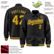 Laden Sie das Bild in den Galerie-Viewer, Uksn Individuelles Bomberjacke in Schwarz-Gold mit Byron-Stil, Reverskragen, Druckknopfleiste und Varsity-Letterman-Stil
