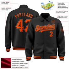 Laden Sie das Bild in den Galerie-Viewer, Uksn Individuelles Bomberjacke in Schwarz-Orange mit Byron-Stil, Reverskragen, Druckknopfleiste und Varsity-Letterman-Stil
