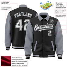 Laden Sie das Bild in den Galerie-Viewer, Uksn Individuelles Bomberjacke in Schwarz-Weiß-Grau mit Byron-Stil, Reverskragen, Druckknopfleiste, Zweifarben-Design und Varsity-Letterman-Stil
