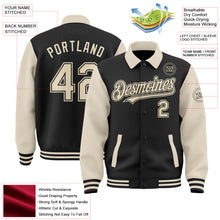 Laden Sie das Bild in den Galerie-Viewer, Uksn Individuelles Bomberjacke in Schwarz-Creme mit Byron-Stil, Reverskragen, Druckknopfleiste, Zweifarben-Design und Varsity-Letterman-Stil
