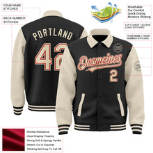 Laden Sie das Bild in den Galerie-Viewer, Uksn Individuelles Bomberjacke in Schwarz-Creme-Rot mit Byron-Stil, Reverskragen, Druckknopfleiste, Zweifarben-Design und Varsity-Letterman-Stil
