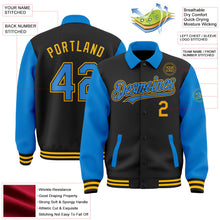 Laden Sie das Bild in den Galerie-Viewer, Uksn Individuelles Bomberjacke in Schwarz-Puderblau-Gold mit Byron-Stil, Reverskragen, Druckknopfleiste, Zweifarben-Design und Varsity-Letterman-Stil
