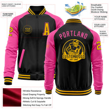 Laden Sie das Bild in den Galerie-Viewer, Uksn Individuelles Bomberjacke in Schwarz-Gold-Pink mit Reißverschluss, Zweifarben-Design und Varsity-Letterman-Stil
