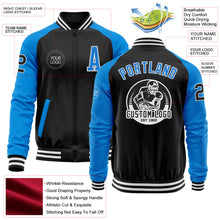 Laden Sie das Bild in den Galerie-Viewer, Uksn Individuelles Bomberjacke in Schwarz-Puderblau-Weiß mit Reißverschluss, Zweifarben-Design und Varsity-Letterman-Stil

