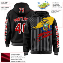 Laden Sie das Bild in den Galerie-Viewer, Uksn Individuelles Bomberjacke in Schwarz-Rot-Grau mit 3D-Ecuador-Flagge, Druckknopfleiste, Kapuze und Varsity-Letterman-Stil
