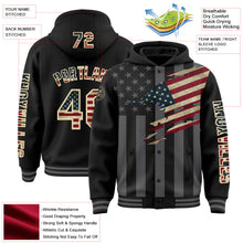 Laden Sie das Bild in den Galerie-Viewer, Uksn Individuelles Bomberjacke in Schwarz-Creme-Grau mit 3D-Vintage-USA-Flagge, Druckknopfleiste, Kapuze und Varsity-Letterman-Stil

