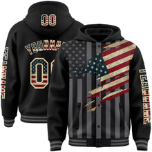Laden Sie das Bild in den Galerie-Viewer, Uksn Individuelles Bomberjacke in Schwarz-Creme-Grau mit 3D-Vintage-USA-Flagge, Druckknopfleiste, Kapuze und Varsity-Letterman-Stil
