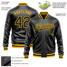 Laden Sie das Bild in den Galerie-Viewer, Uksn Individuelles Bomberjacke in Schwarz-Schwarz-Gold mit Kunstleder, Druckknopfleiste und Varsity-Letterman-Stil

