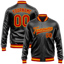 Laden Sie das Bild in den Galerie-Viewer, Uksn Individuelles Bomberjacke in Schwarz-Rot-Gold mit Kunstleder, Druckknopfleiste und Varsity-Letterman-Stil
