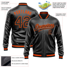 Laden Sie das Bild in den Galerie-Viewer, Uksn Individuelles Bomberjacke in Schwarz-Schwarz-Orange mit Kunstleder, Druckknopfleiste und Varsity-Letterman-Stil
