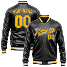 Laden Sie das Bild in den Galerie-Viewer, Uksn Individuelles Bomberjacke in Schwarz-Gold-Weiß mit Kunstleder, Druckknopfleiste und Varsity-Letterman-Stil
