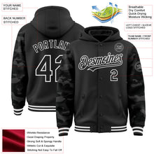 Laden Sie das Bild in den Galerie-Viewer, Uksn Individuelles Bomberjacke in Schwarz-Weiß mit Digital-Camouflage im Zweifarben-Look, Druckknopfleiste, Kapuze und Varsity-Letterman-Stil
